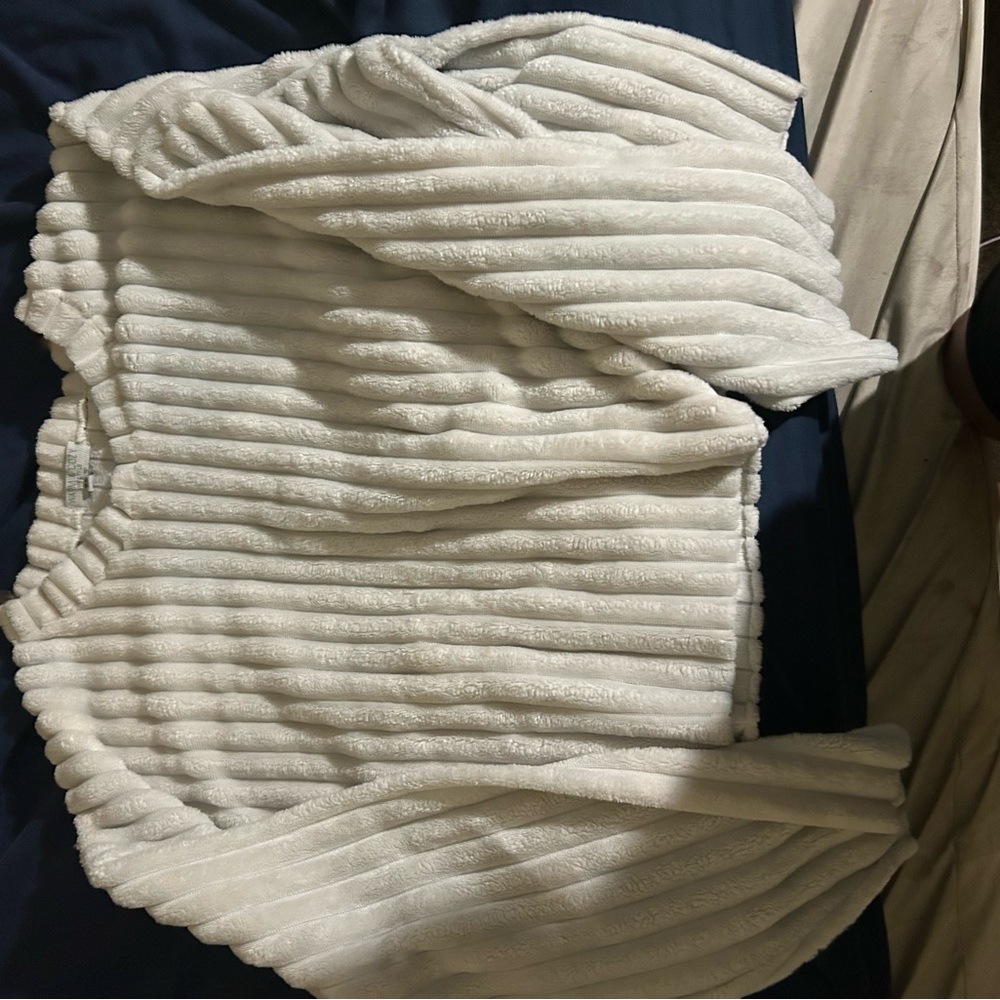 Elegant White V-Neck Ribbed Jacket